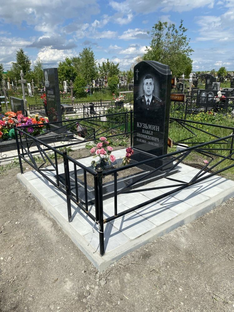 Вертикальный гранитный памятник с благоустройством, Новое Городское кладбище