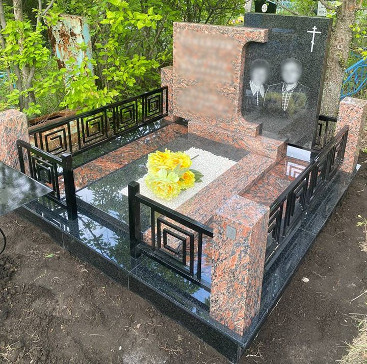 Гранитный мемориальный комплекс для родителей на Увекском кладбище
